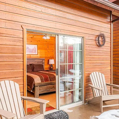 Cabin #4 The Wolves Den - Pet Friendly- Sleeps 6 - Playground & Game Room