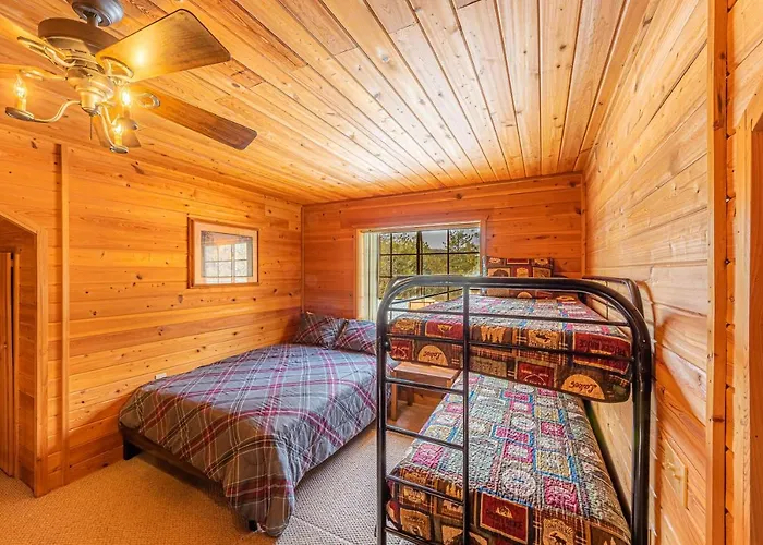 #4 The Wolves Den - Pet Friendly- Sleeps 6 - Playground & Game