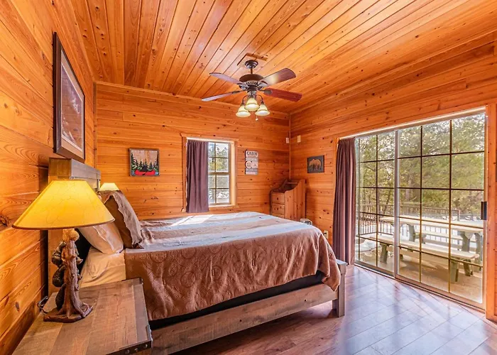 #4 The Wolves Den - Pet Friendly- Sleeps 6 - Playground & Game