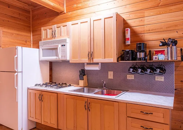 #4 The Wolves Den - Pet Friendly- Sleeps 6 - Playground & Game