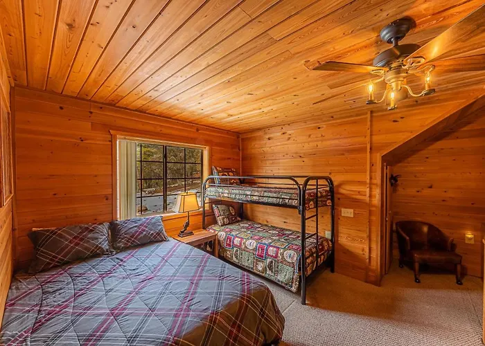 #4 The Wolves Den - Pet Friendly- Sleeps 6 - Playground & Game *