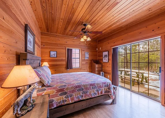 #4 The Wolves Den - Pet Friendly- Sleeps 6 - Playground & Game *