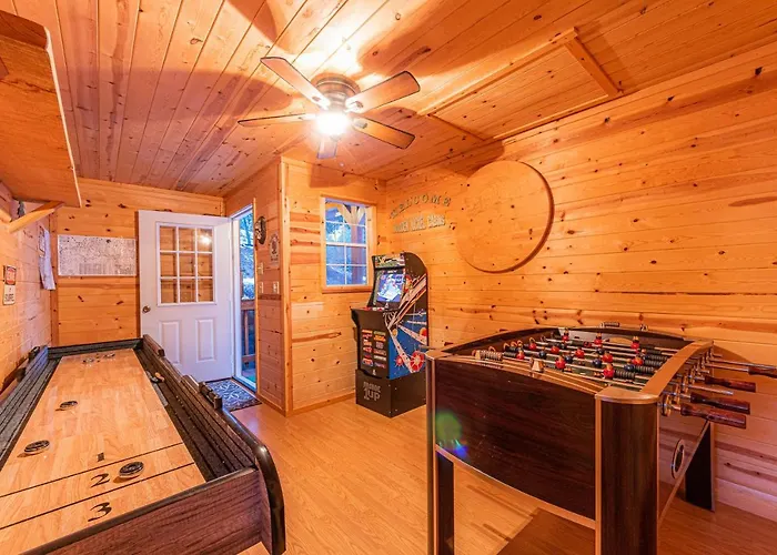 #4 The Wolves Den - Pet Friendly- Sleeps 6 - Playground & Game *